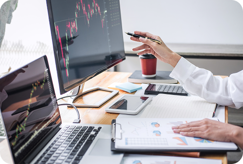 A Clear, em conjunto com as demais marcas da XP Inc., representa uma das maiores distribuidoras de investimentos em atividade no Brasil. Fundada em 2012, por um grupo de empreendedores com largo histórico na indústria de investimentos eletrônicos no Brasil, a Clear Corretora rapidamente se tornou líder de mercado nos segmentos em que atuava e, em 2014, teve 100% de suas ações adquiridas pela XP Inc. Desde então, foram investidos milhões de reais em infraestrutura e sistemas, além do embarque de novas linhas de negócio, como distribuição de ativos de renda fixa e plataformas de negociação.